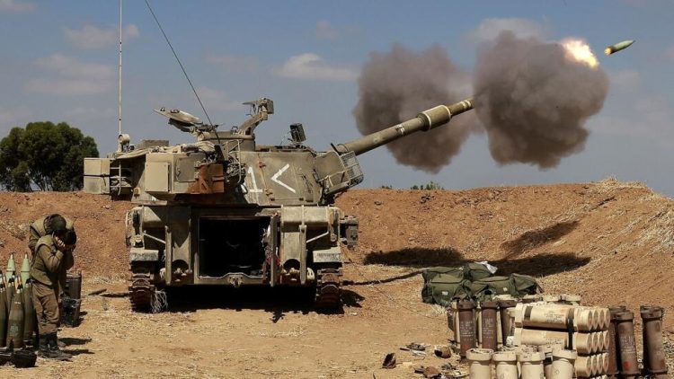 Israeli soldiers fire a 155mm self-propelled howitzer towards the Gaza Strip from their position near the southern Israeli city of Sderot on May 13, 2021. - Israel faced an escalating conflict on two fronts, scrambling to quell riots between Arabs and Jews on its own streets after days of exchanging deadly fire with Palestinian militants in Gaza. (Photo by Menahem KAHANA / AFP)